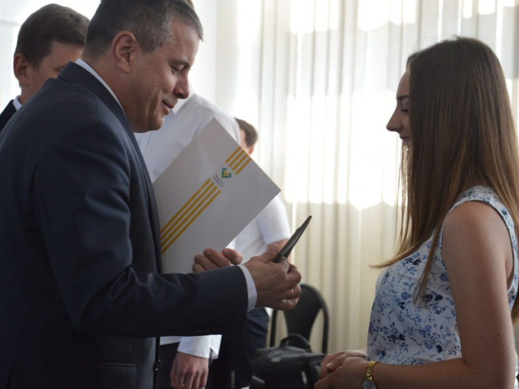 Uczniowie wyróżnieni na sesji Rady Powiatu