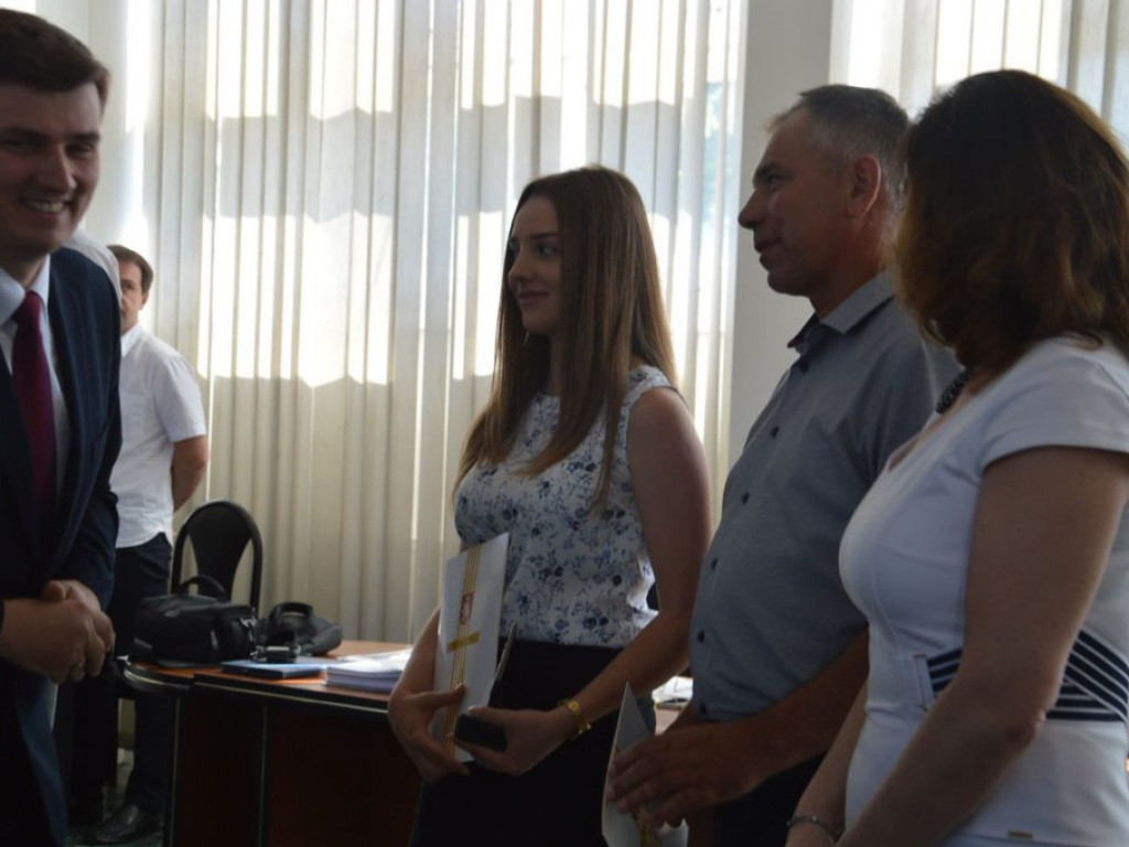 Uczniowie wyróżnieni na sesji Rady Powiatu
