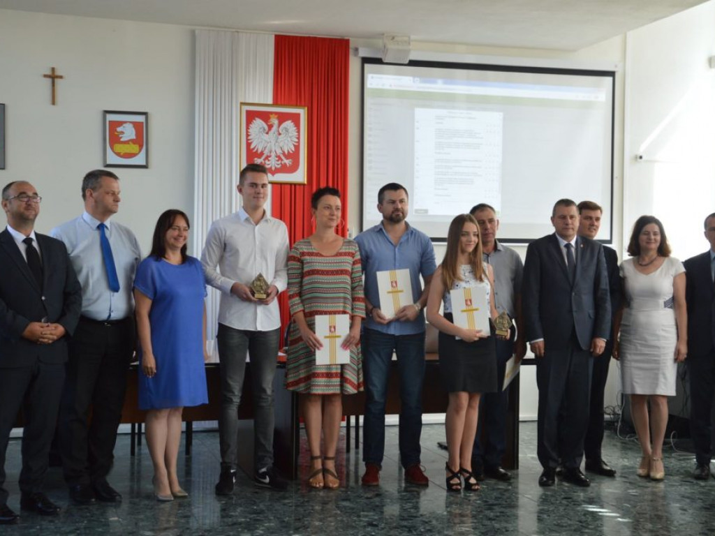 Uczniowie wyróżnieni na sesji Rady Powiatu