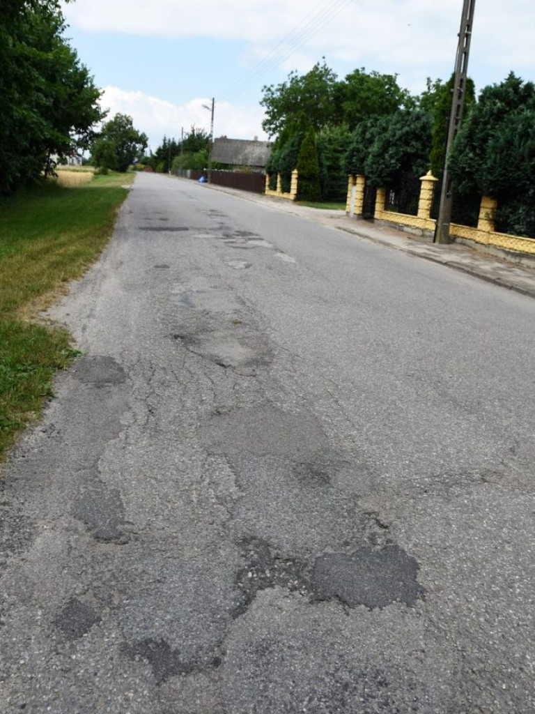 Podpisana umowa na przebudowę drogi w Kąkolewnicy