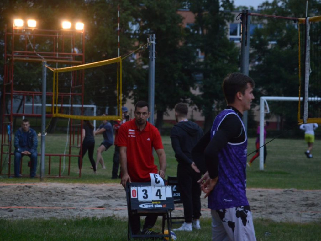 Nocny turniej siatkówki