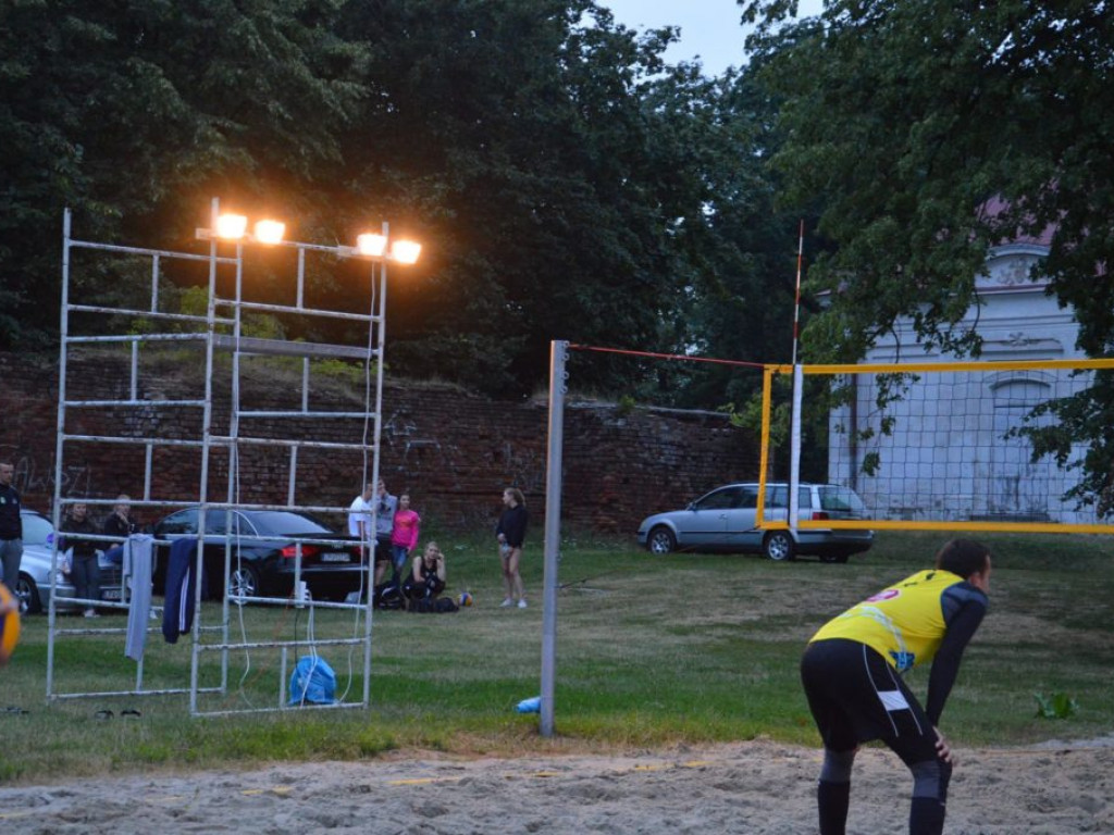 Nocny turniej siatkówki