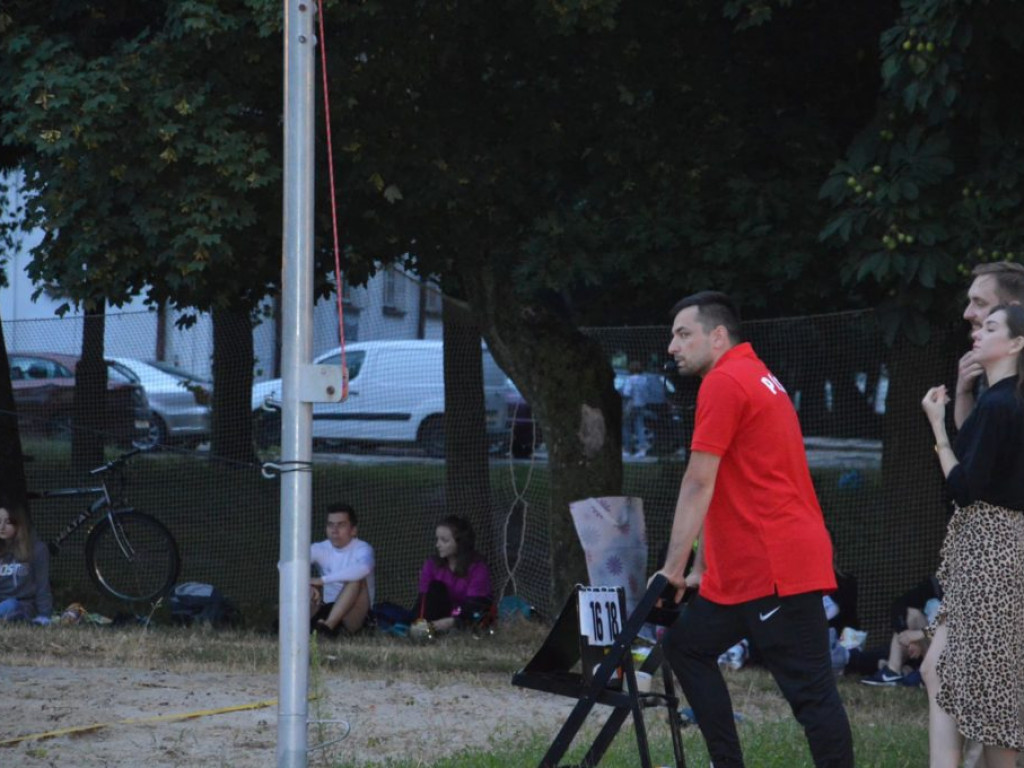 Nocny turniej siatkówki