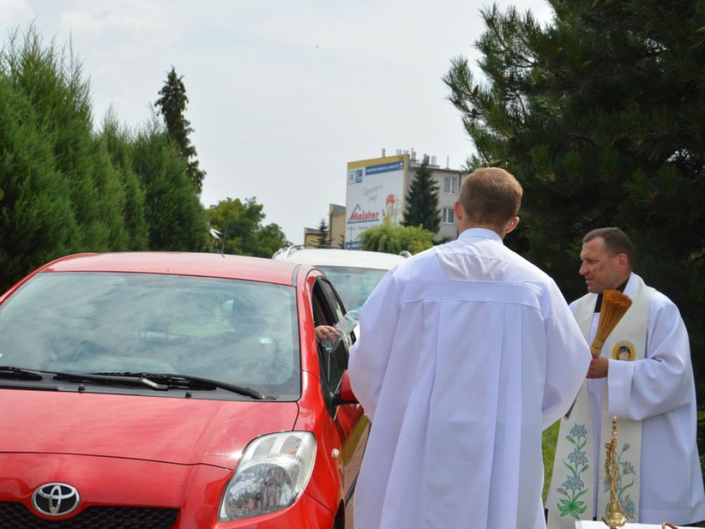 Święcenie pojazdów w parafii MBNP