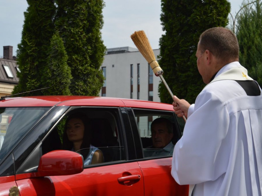 Święcenie pojazdów w parafii MBNP