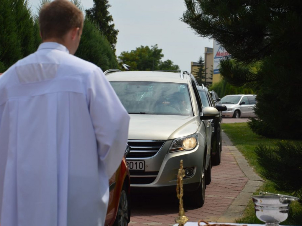 Święcenie pojazdów w parafii MBNP