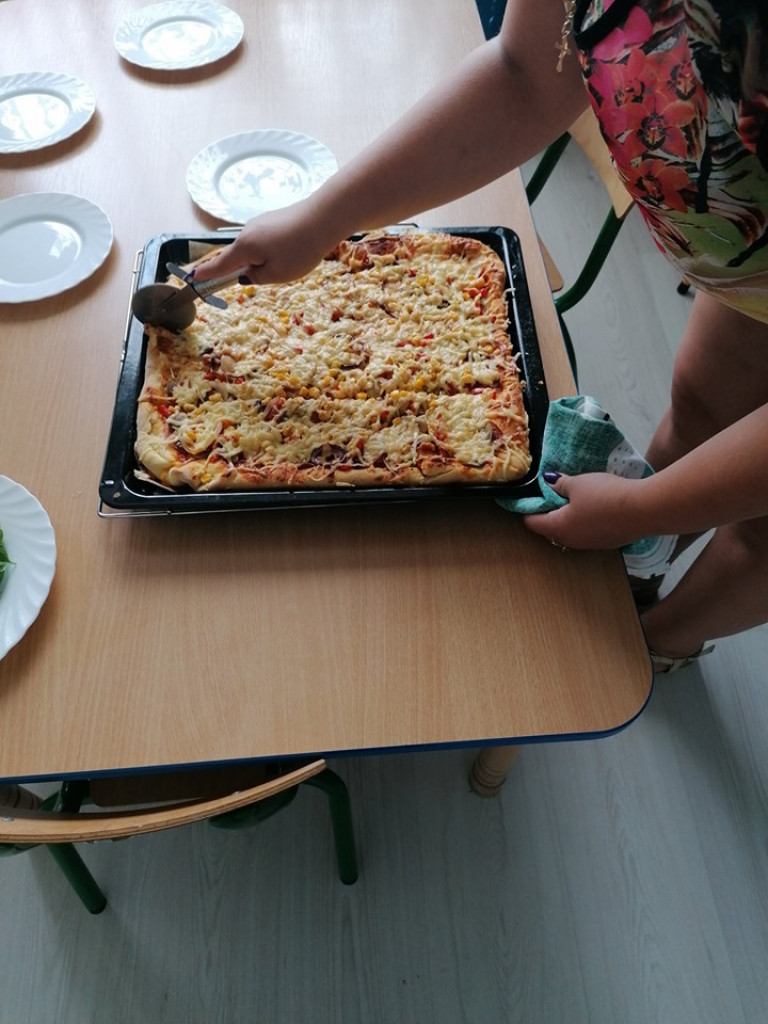 Robienie pizzy w 