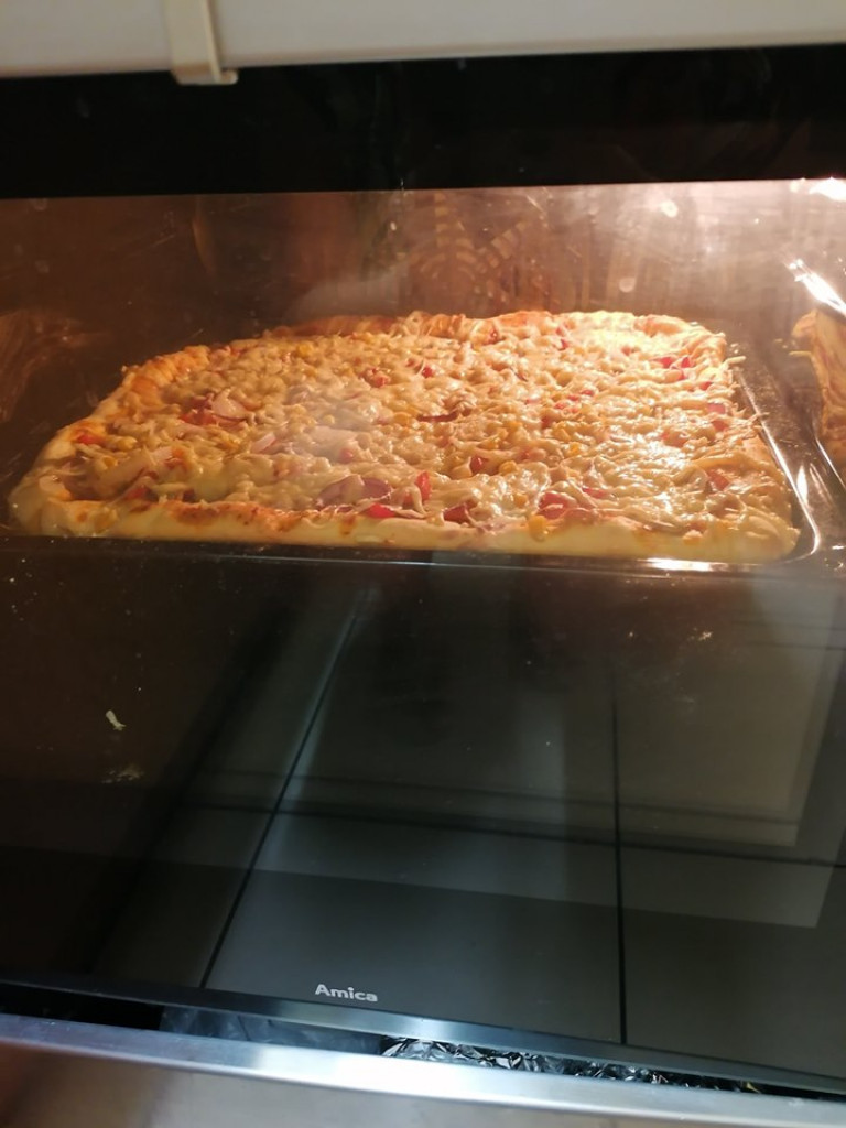 Robienie pizzy w 