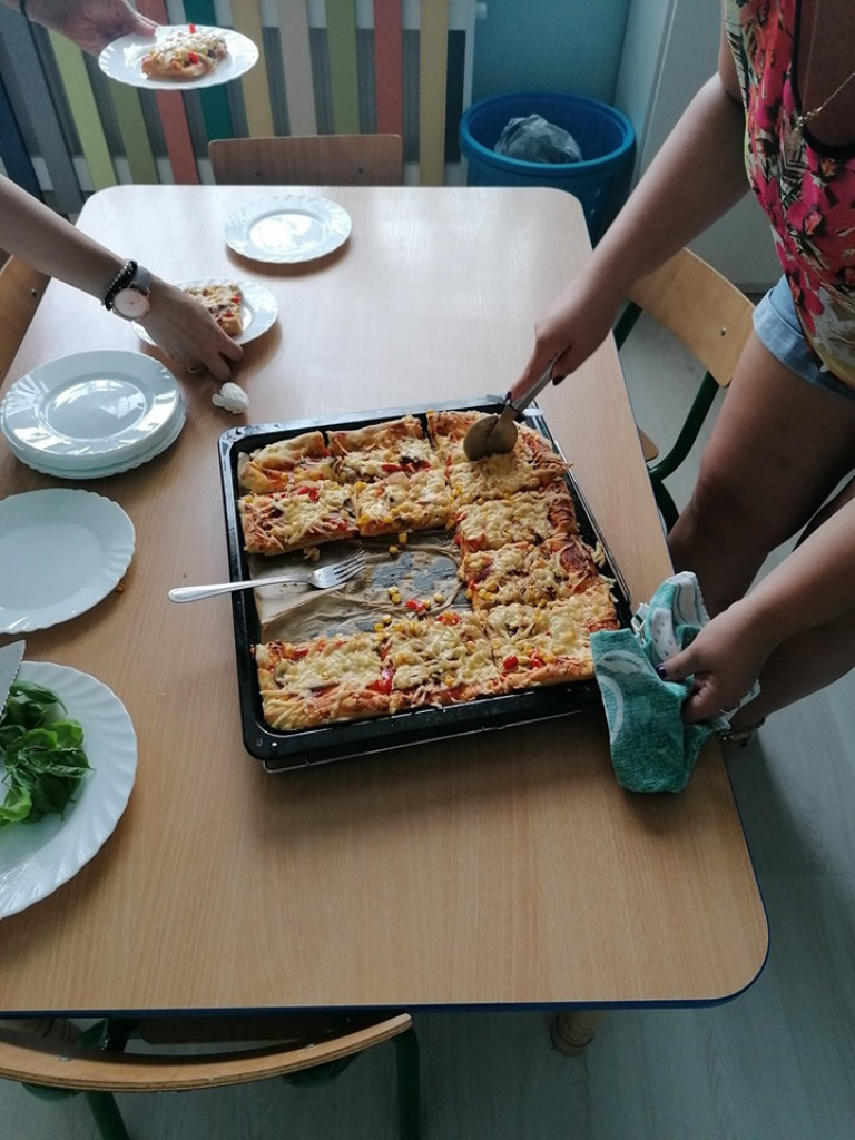 Robienie pizzy w 