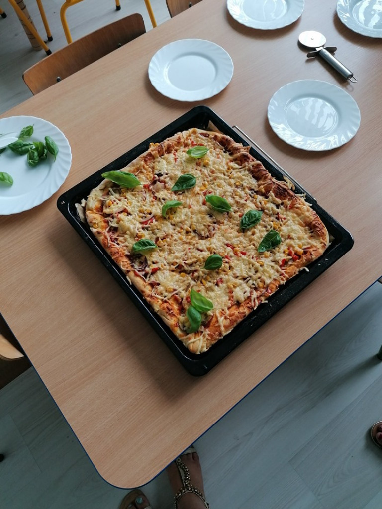 Robienie pizzy w 