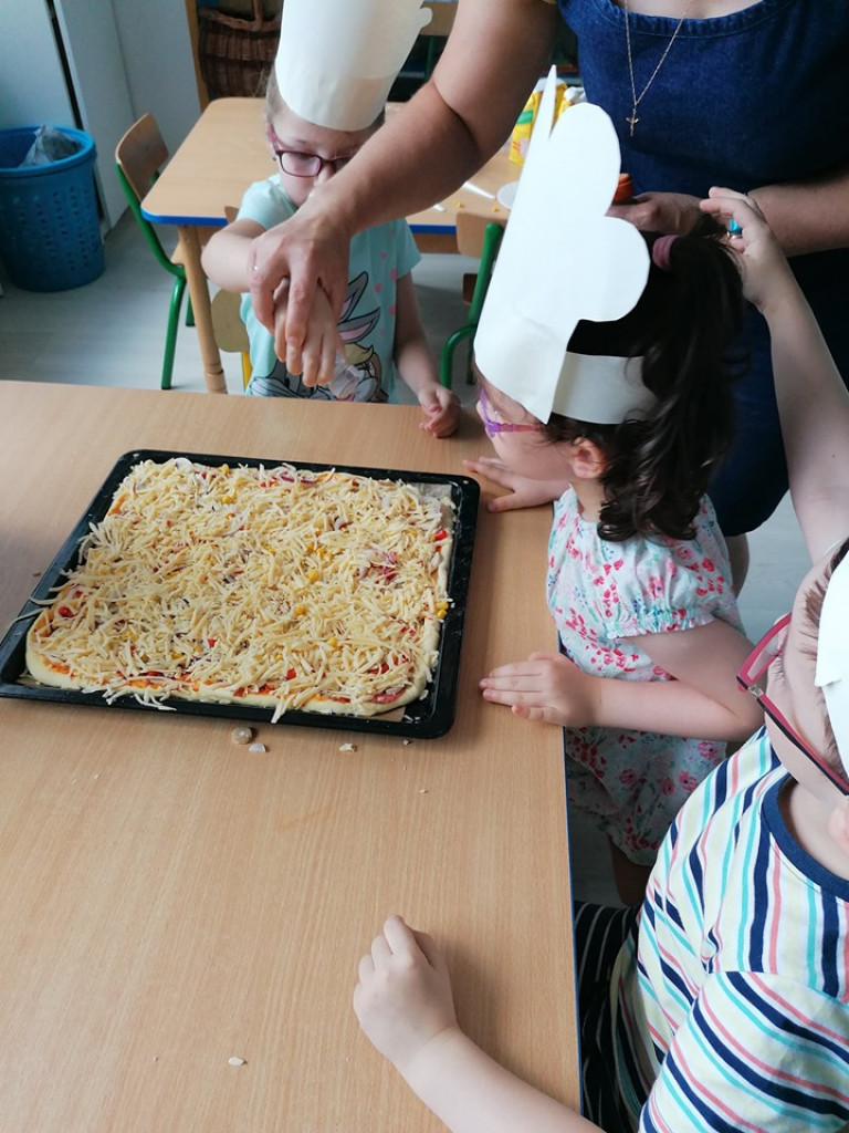 Robienie pizzy w 