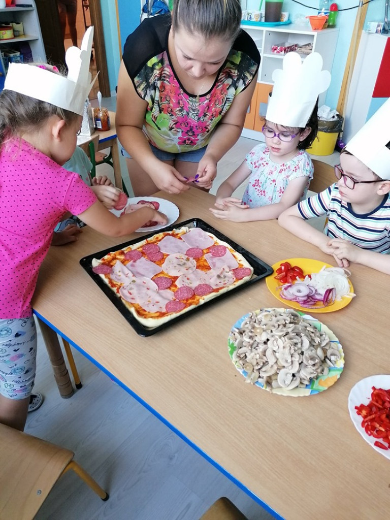 Robienie pizzy w 