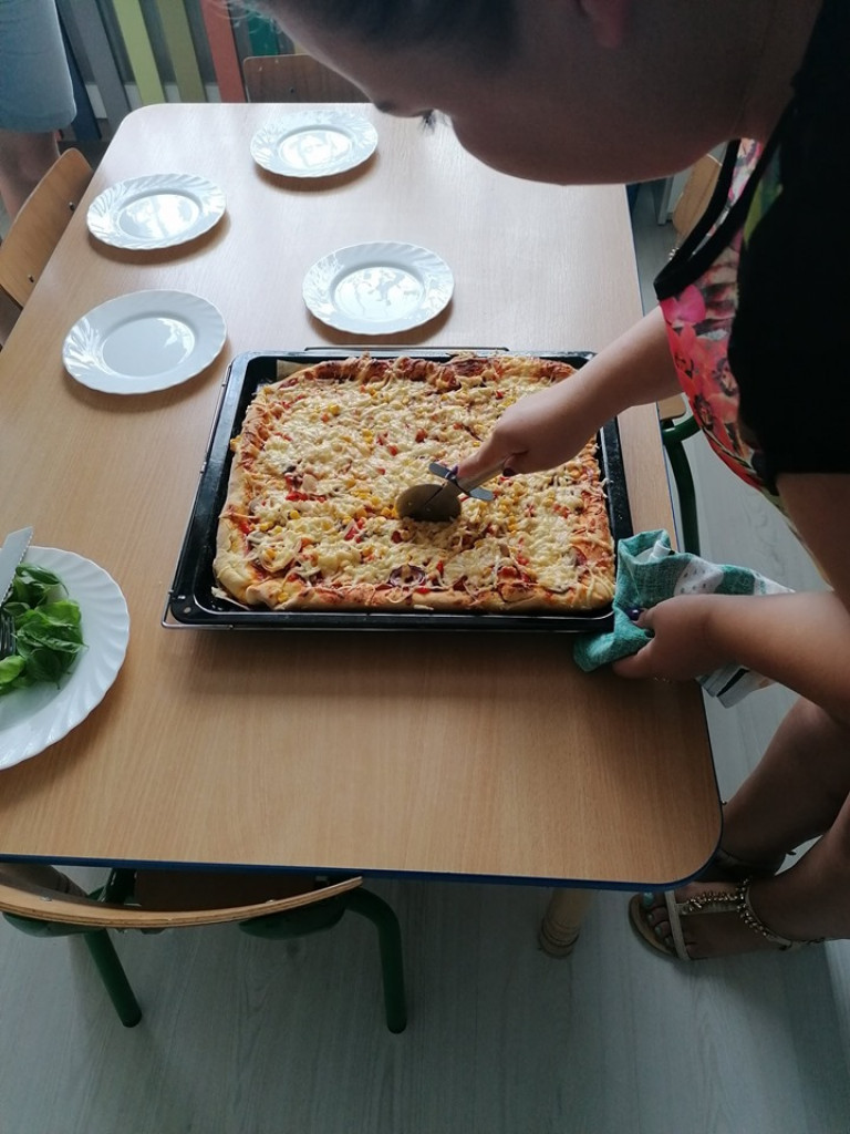 Robienie pizzy w 