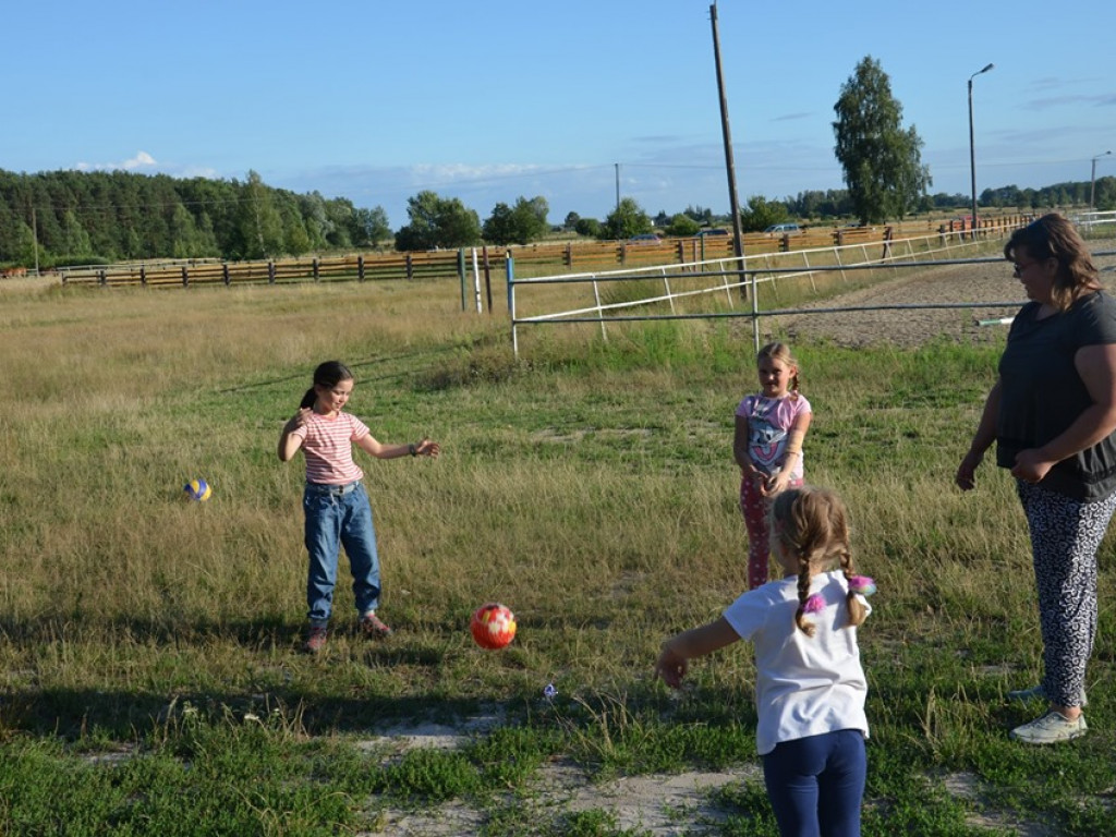 Spotkanie dla dzieci i rodziców w stadninie