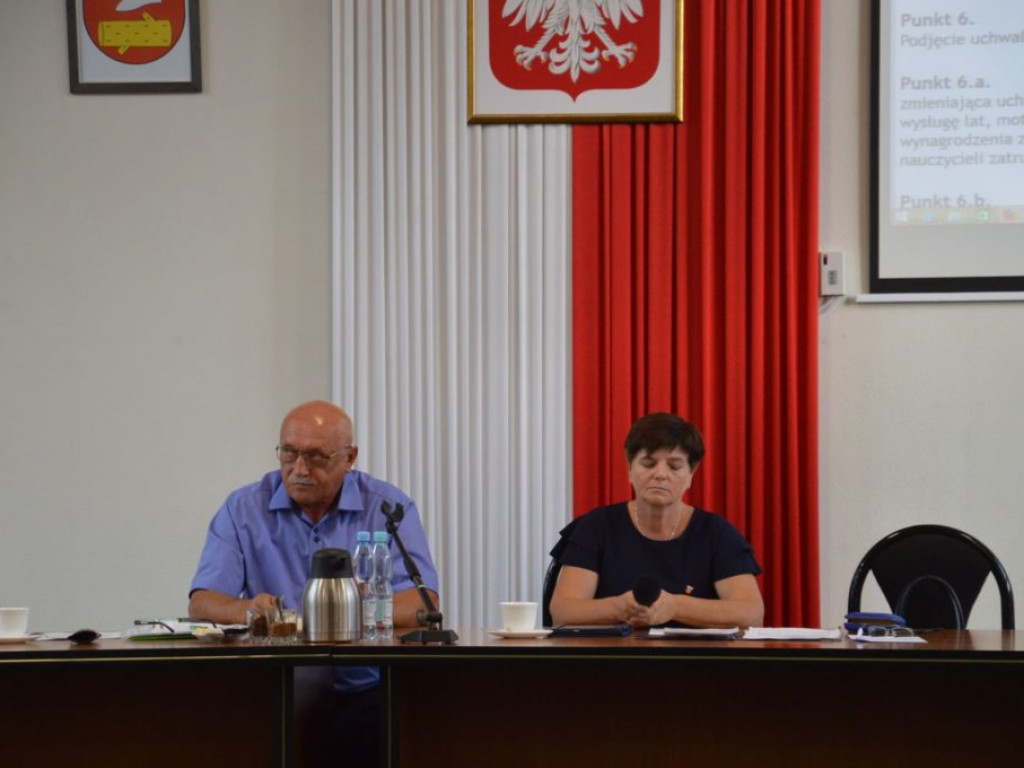 Sesja Rady Gminy - sprawozdanie wójta i uchwały