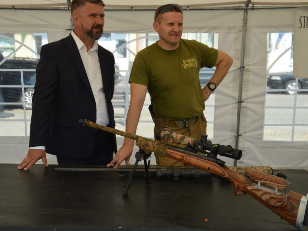 Pokaz broni na Placu Wolności