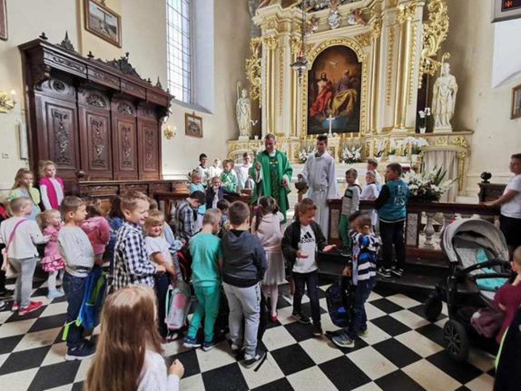 Poświęcenie plecaków w ramach Tygodnia Wychowania