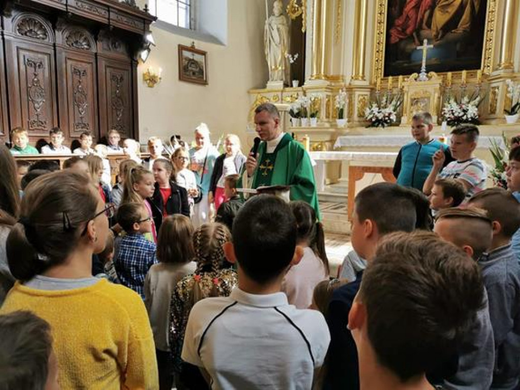Poświęcenie plecaków w ramach Tygodnia Wychowania