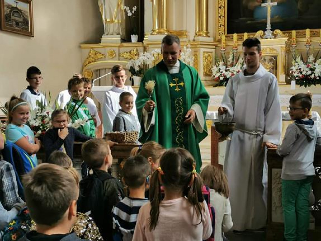 Poświęcenie plecaków w ramach Tygodnia Wychowania
