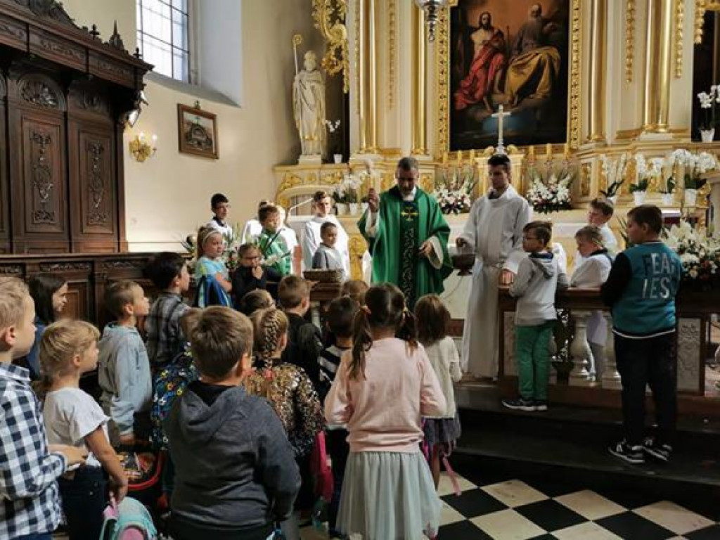 Poświęcenie plecaków w ramach Tygodnia Wychowania