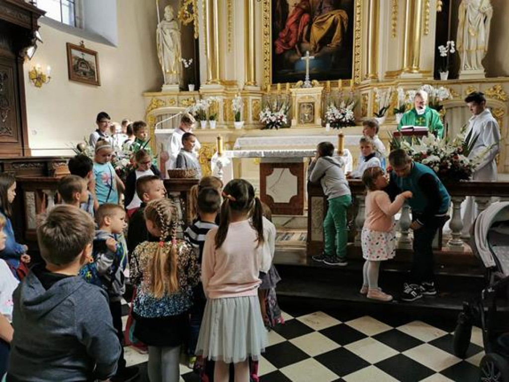 Poświęcenie plecaków w ramach Tygodnia Wychowania