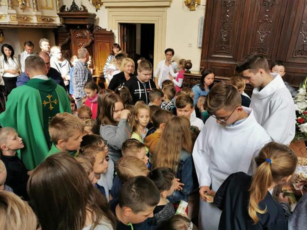 Poświęcenie plecaków w ramach Tygodnia Wychowania