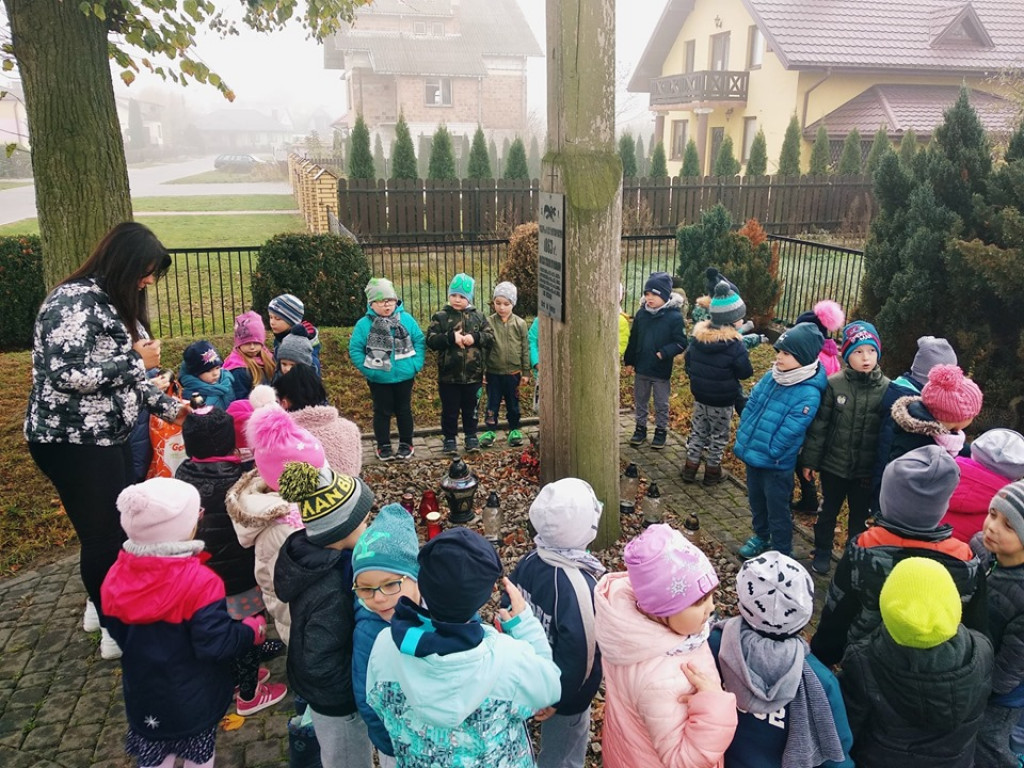 Przedszkolaki uczciły zmarłych