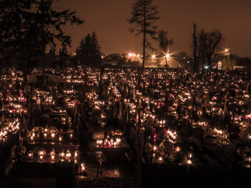 Radzyński cmentarz nocą