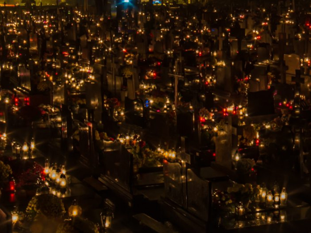 Radzyński cmentarz nocą