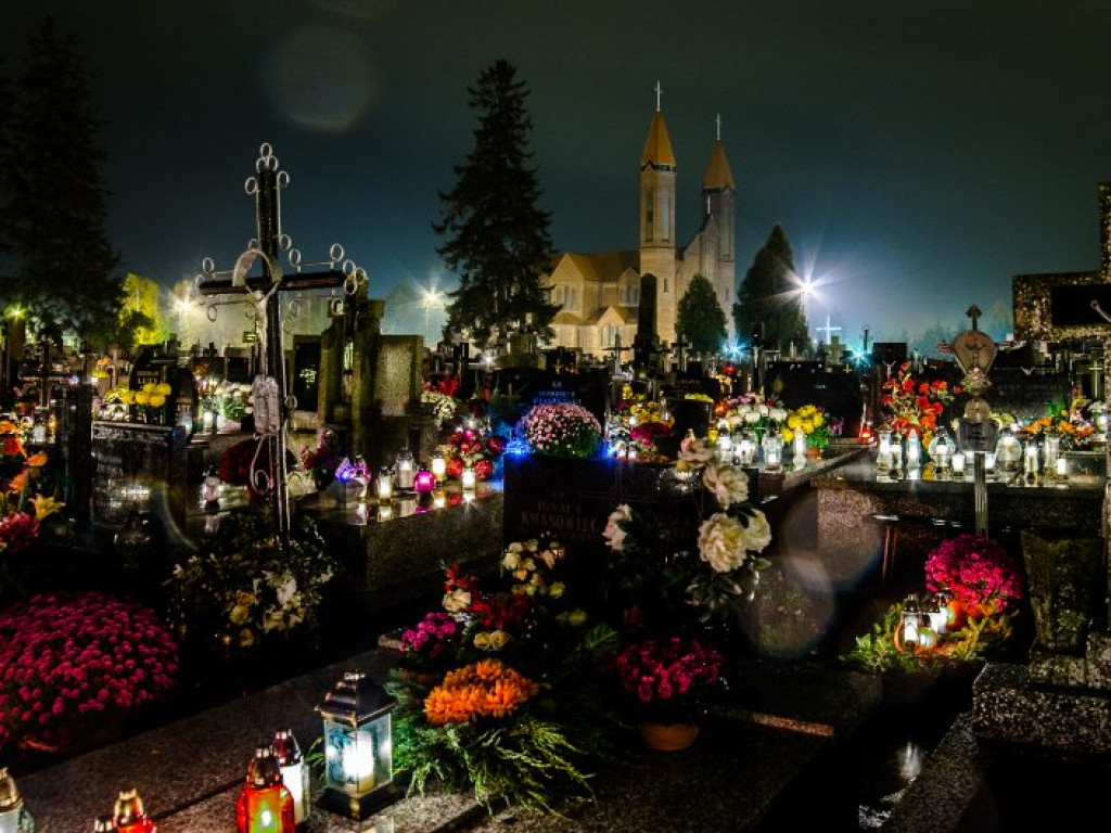 Radzyński cmentarz nocą