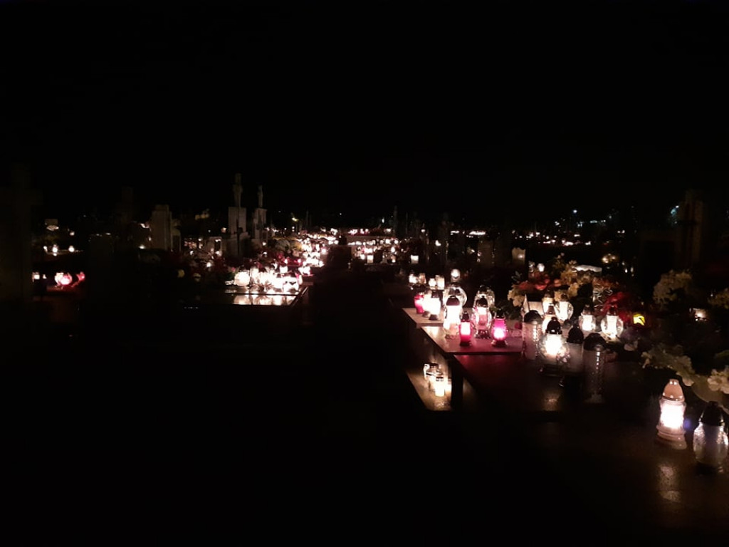 Radzyński cmentarz nocą