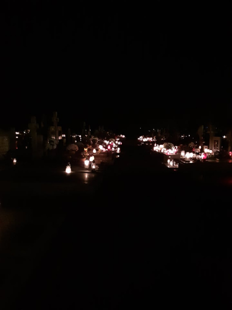 Radzyński cmentarz nocą