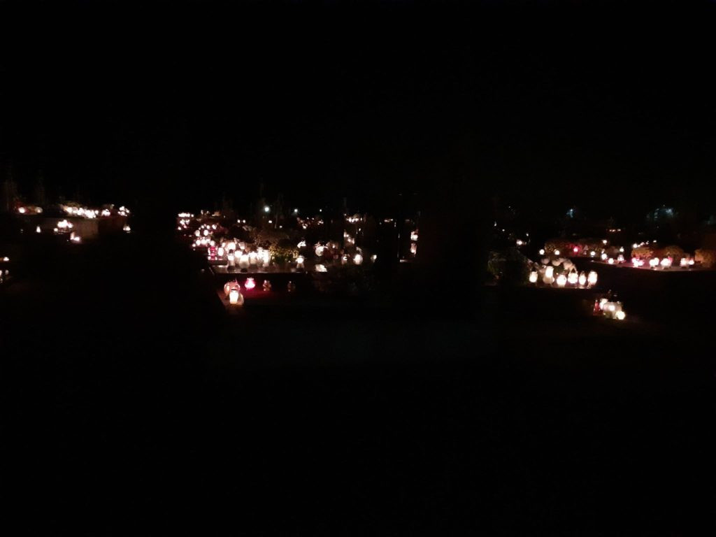 Radzyński cmentarz nocą