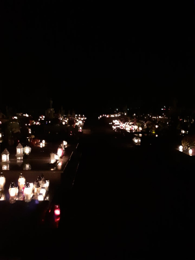 Radzyński cmentarz nocą