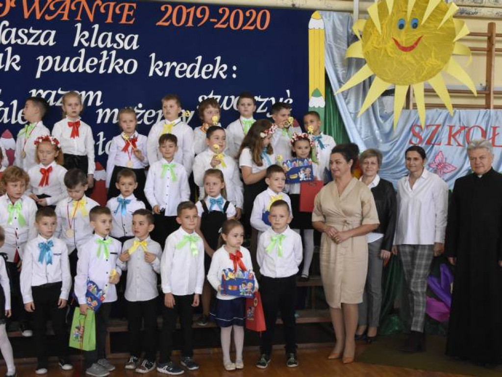 Ślubowanie klas pierwszych w ZO w Kąkolewnicy