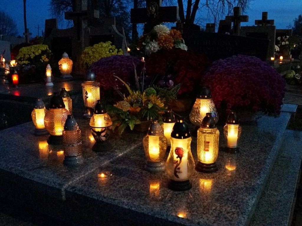 Cmentarz w Czemiernikach nocą