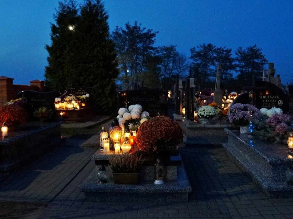 Cmentarz w Czemiernikach nocą
