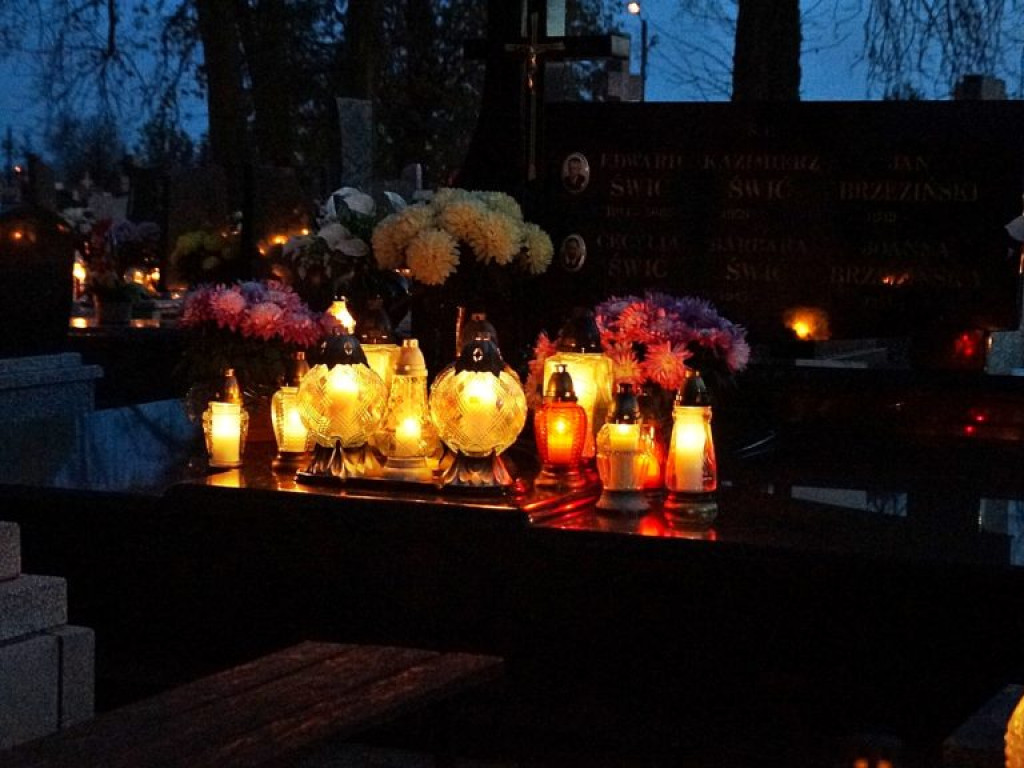 Cmentarz w Czemiernikach nocą