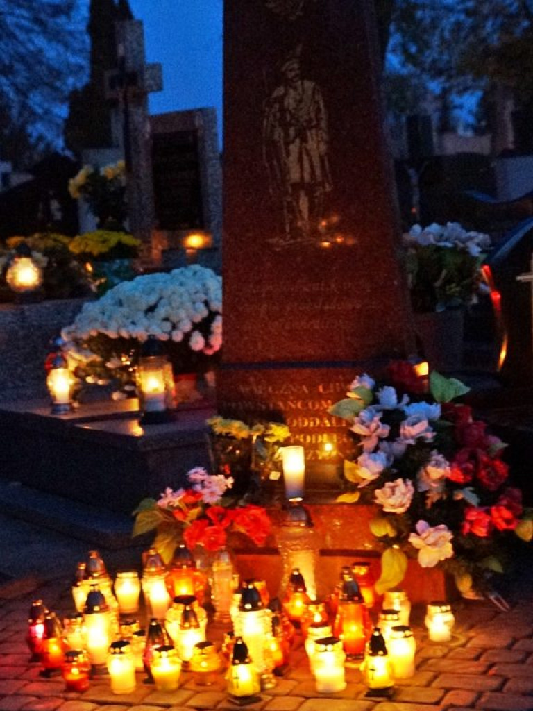 Cmentarz w Czemiernikach nocą
