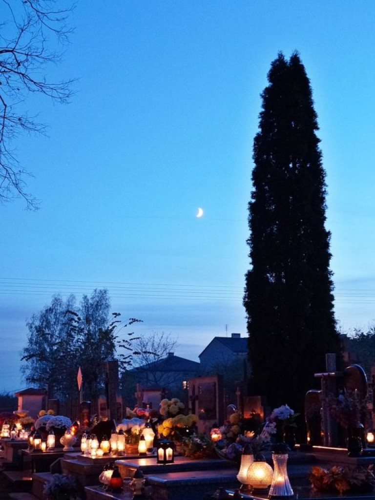 Cmentarz w Czemiernikach nocą