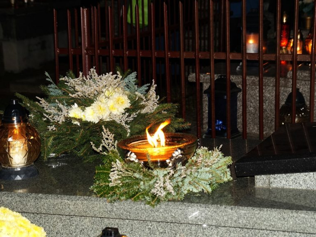 Cmentarz w Czemiernikach nocą