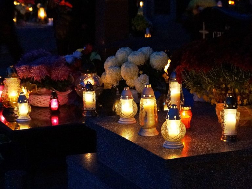Cmentarz w Czemiernikach nocą