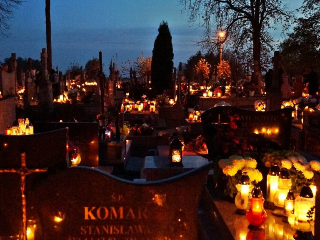 Cmentarz w Czemiernikach nocą