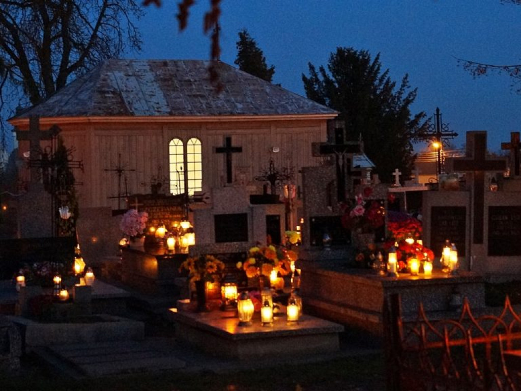 Cmentarz w Czemiernikach nocą