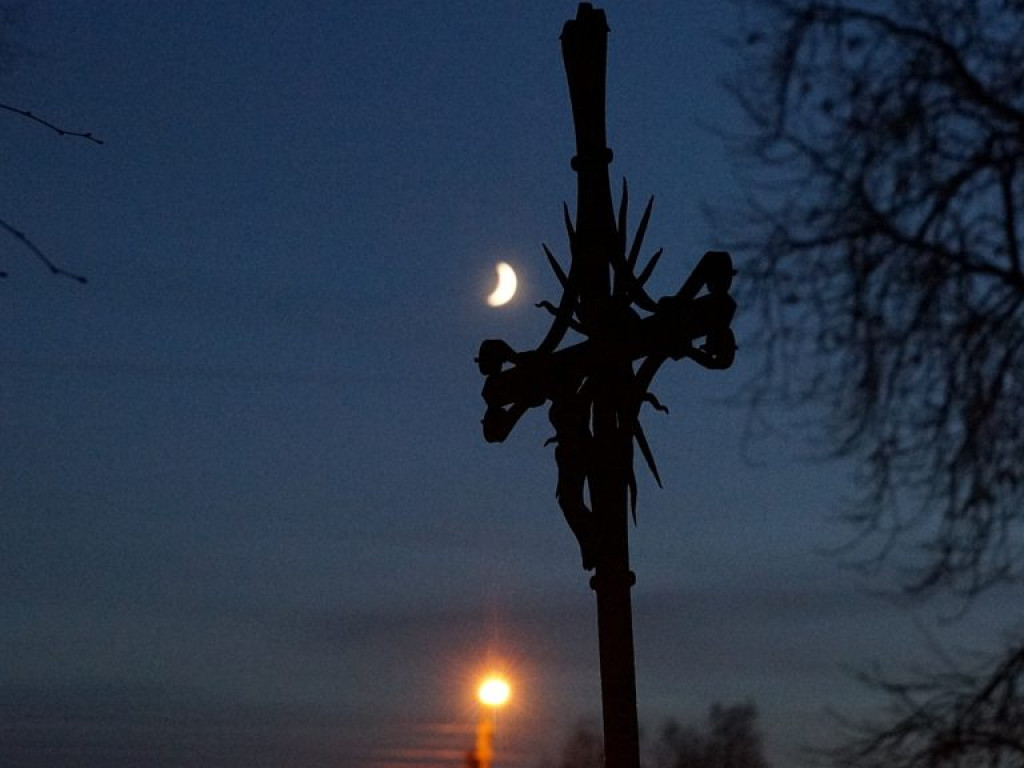 Cmentarz w Czemiernikach nocą