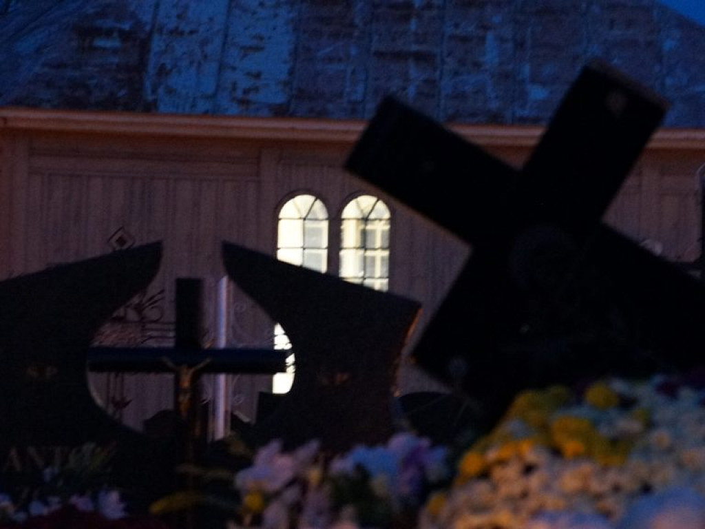 Cmentarz w Czemiernikach nocą