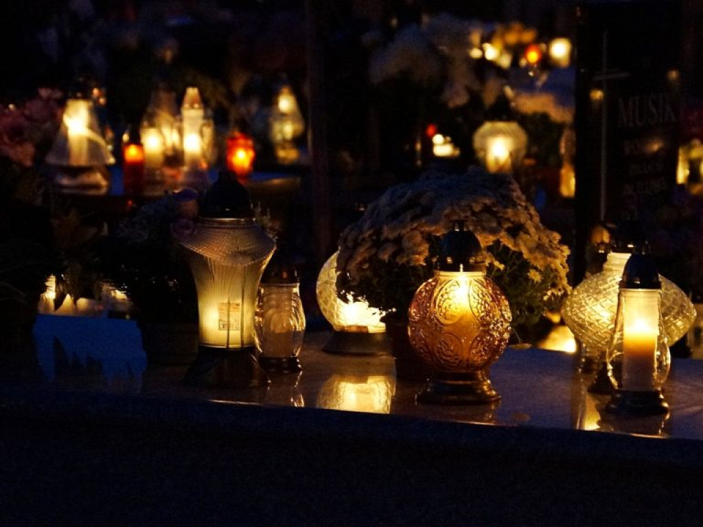 Cmentarz w Czemiernikach nocą