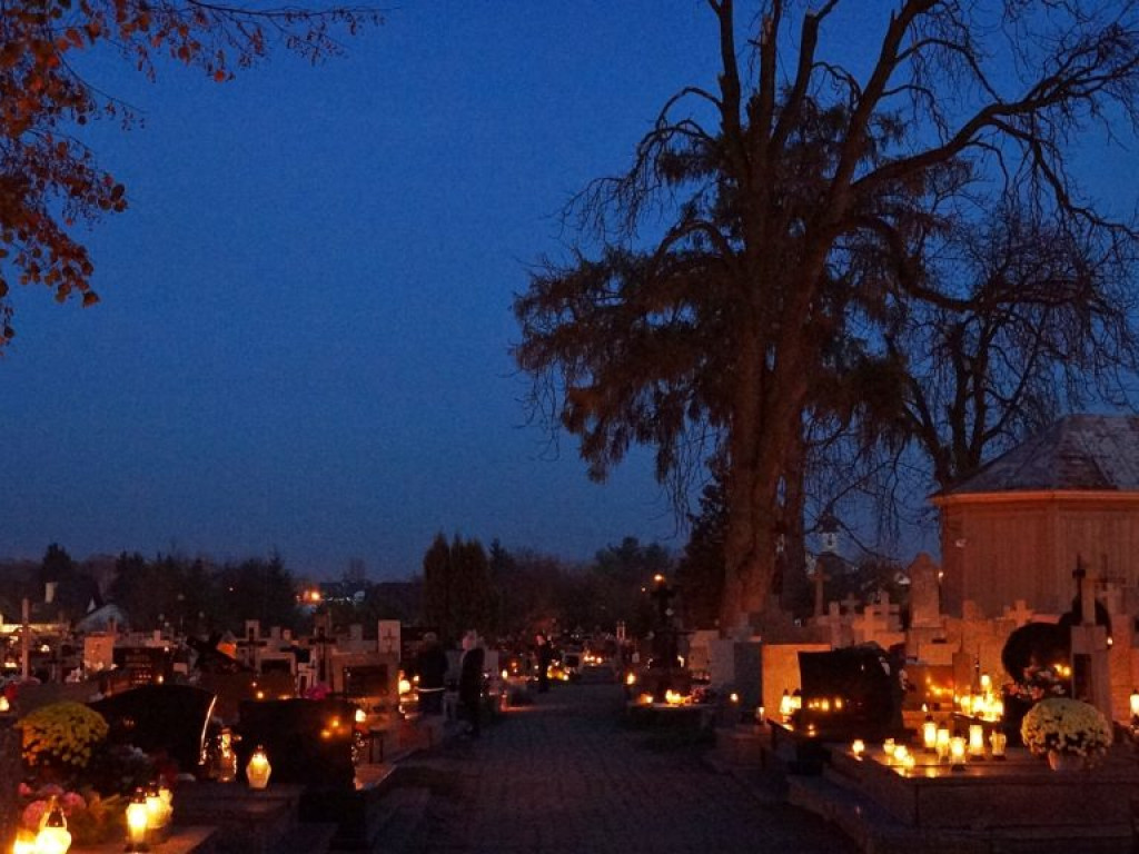 Cmentarz w Czemiernikach nocą