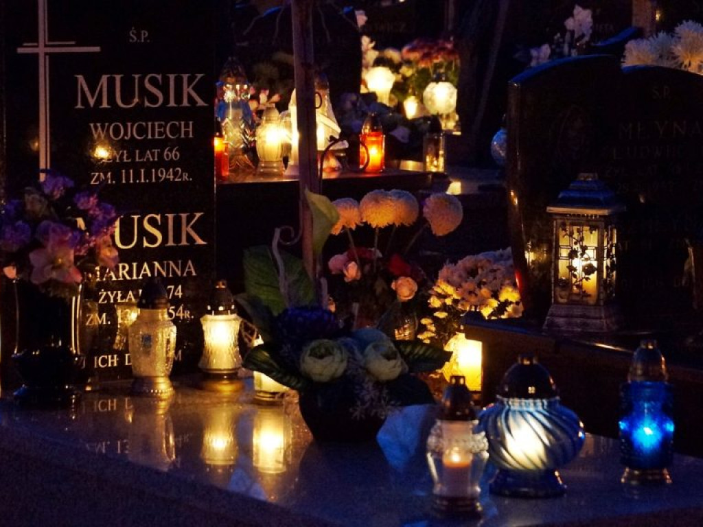 Cmentarz w Czemiernikach nocą