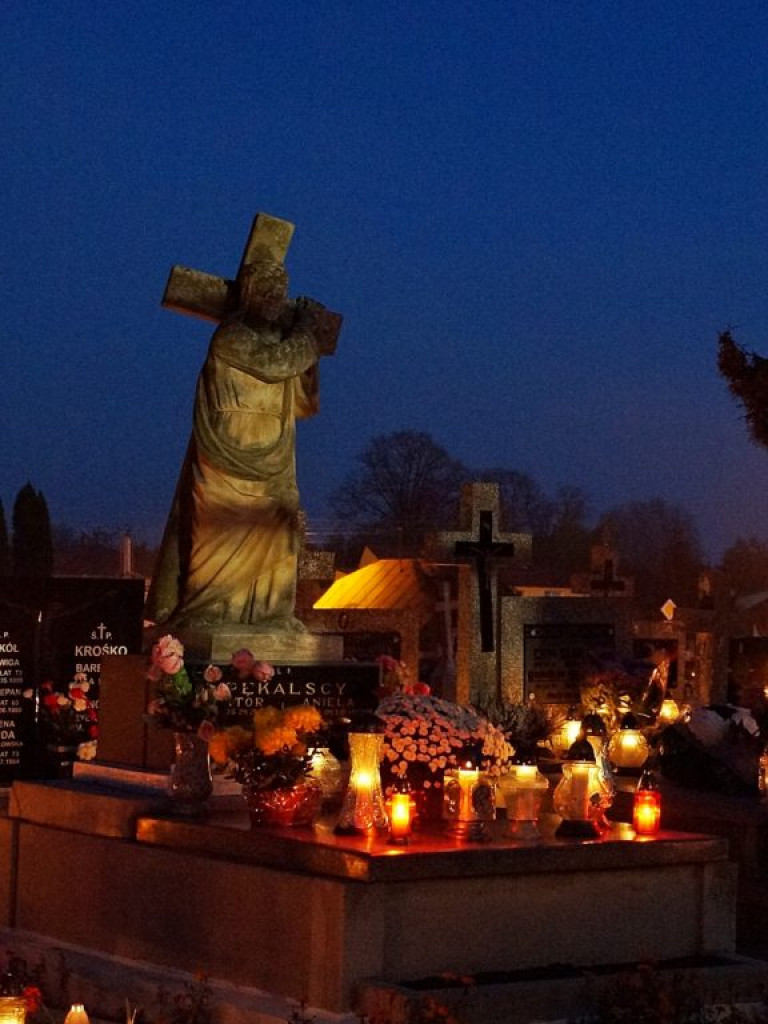 Cmentarz w Czemiernikach nocą
